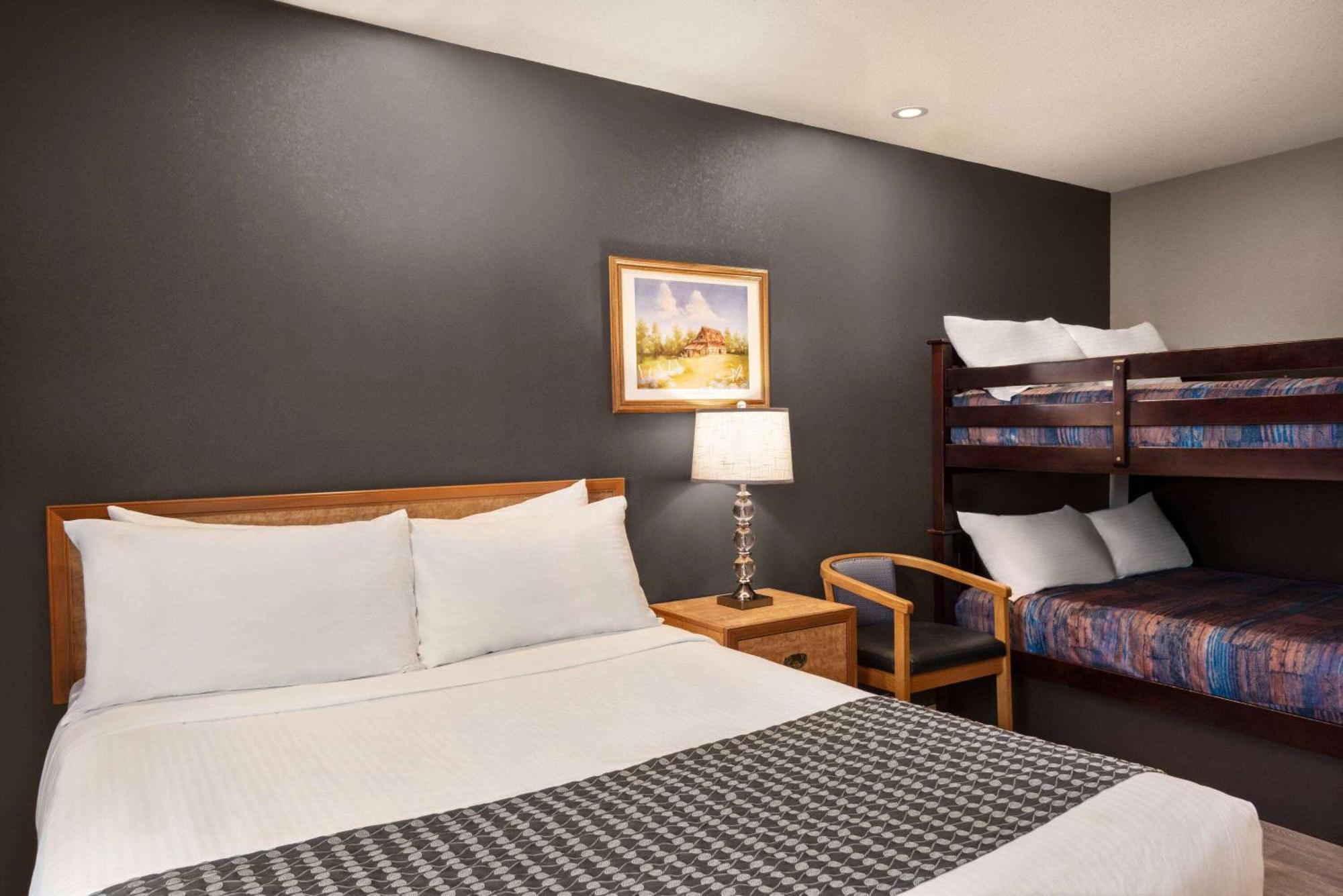 Travelodge By Wyndham Brandon Exteriör bild