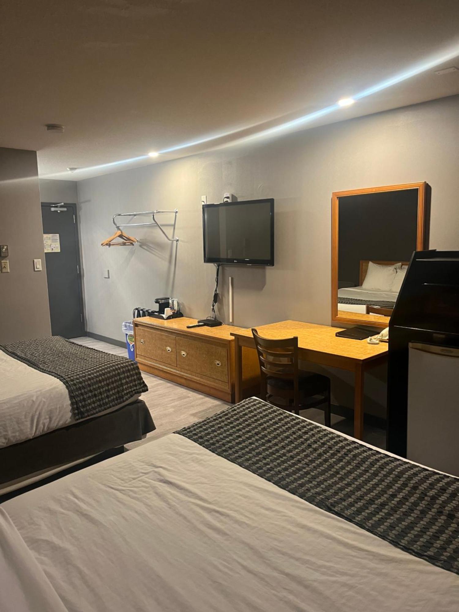 Travelodge By Wyndham Brandon Exteriör bild