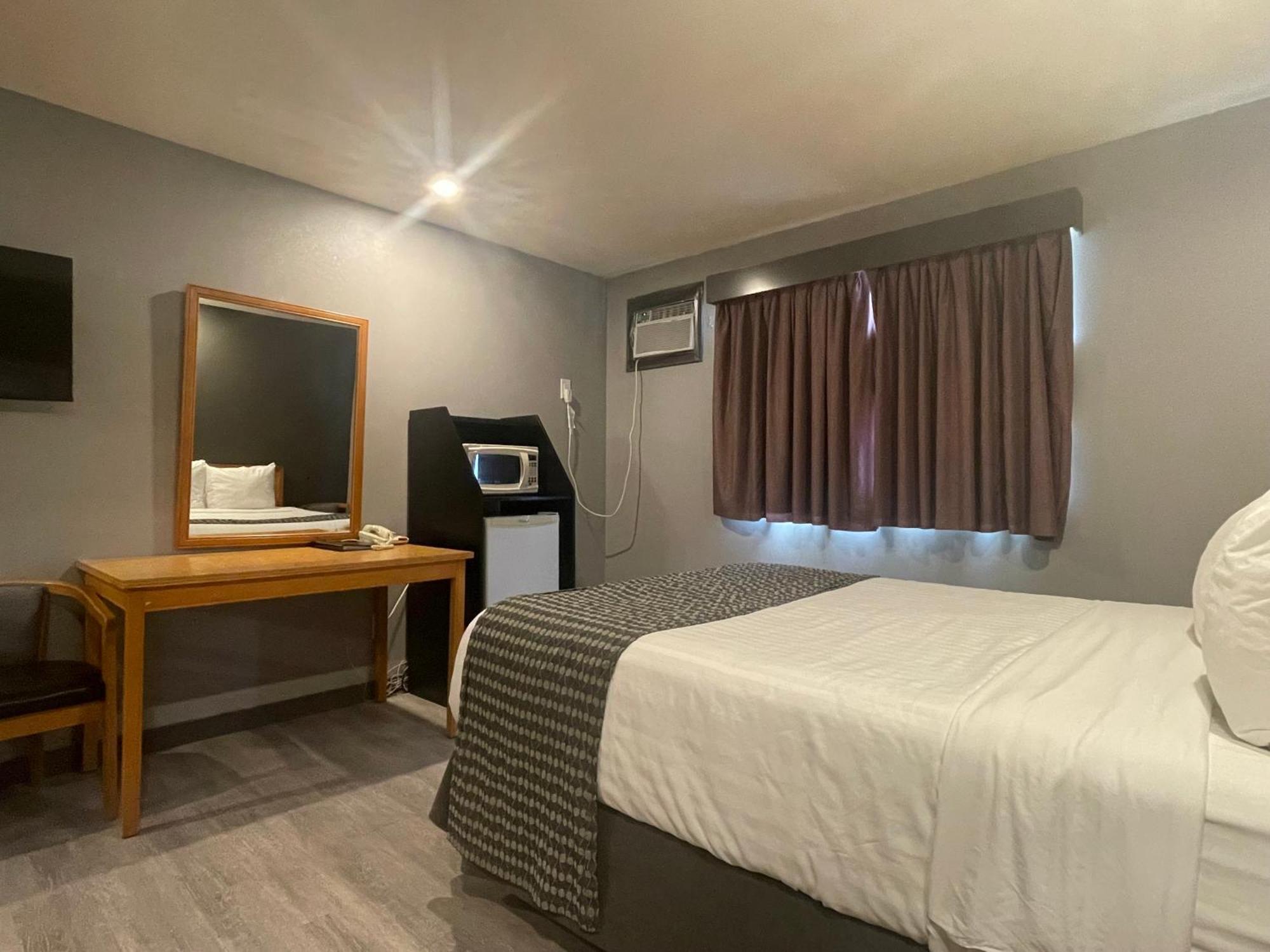 Travelodge By Wyndham Brandon Exteriör bild